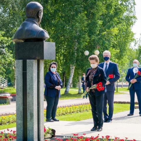 Губернатор Югры Наталья Комарова почтила память первого мэра Нефтеюганска