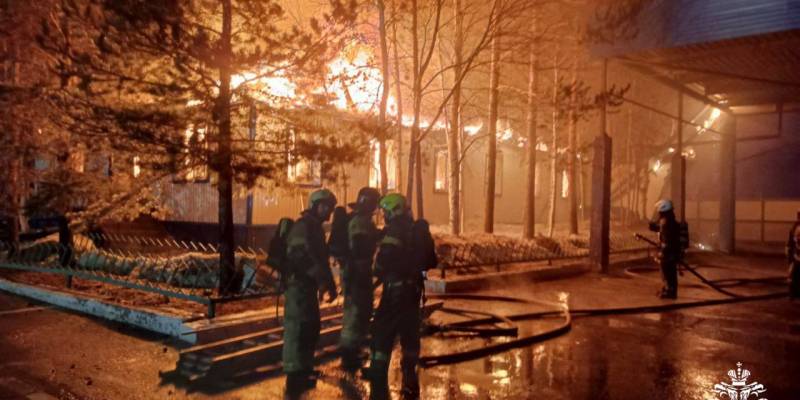 В ХМАО несколько часов тушили крупный пожар в здании транспортной компании