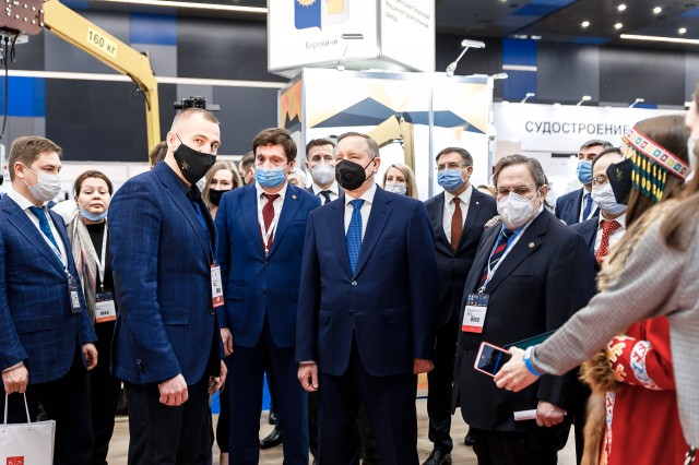 Губернатор Санкт-Петербурга посетил стенд Сургутского района на выставке «Российский промышленник»