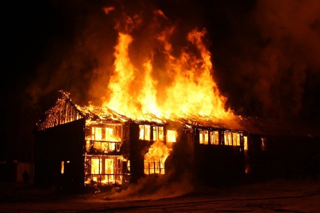 В посёлке Калужской области загорелся жилой дом. Пострадали несколько человек