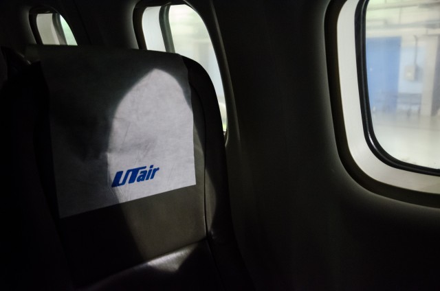 Utair требует от пассажира, который порезал себя и устроил дебош в самолете, крупную сумму