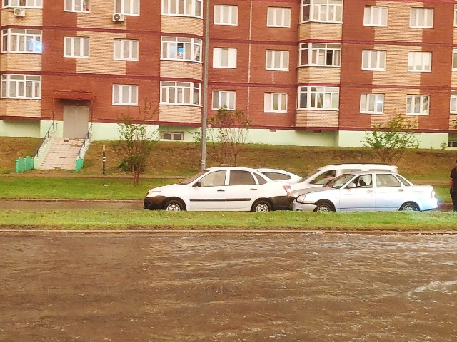 В Сургуте прошёл «суперливень». Город затопило, отключалось электричество