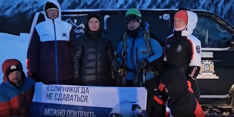 Жители ХМАО установили на вершине Уральских гор флаг с цитатой президента Владимира Путина