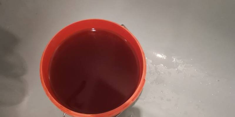Вода цвета кофе течет из кранов в центре Сургута. Коммунальщики назвали причину
