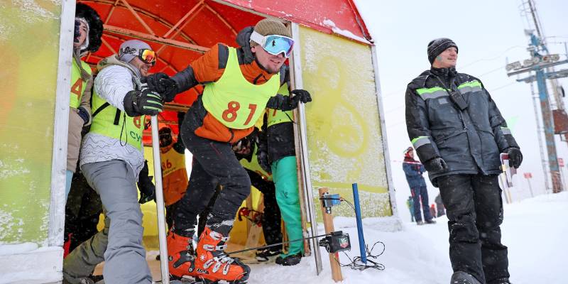 ​Холод не страшен: в Сургутнефтегазе определили лучших лыжников и сноубордистов