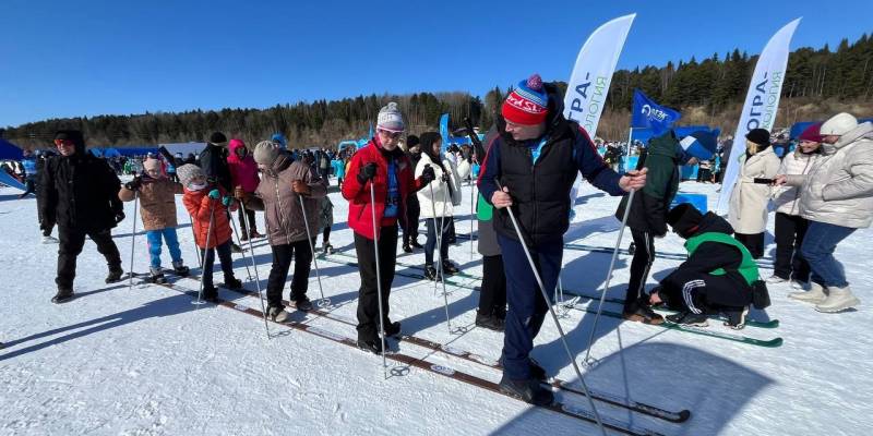 Участники лыжного марафона в ХМАО прокатились на лыжах-гигантах длиной 6 метров