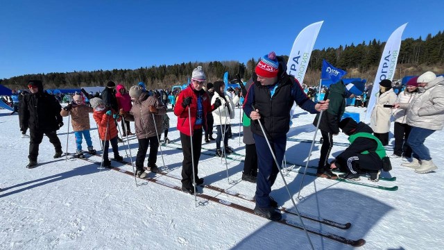 Участники лыжного марафона в ХМАО прокатились на лыжах-гигантах длиной 6 метров
