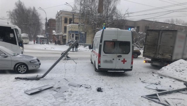 В Томске дорожный знак упал на 19-летнего парня