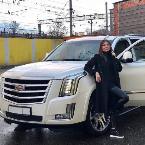 Лишённая водительских прав Бочкарёва продаёт свой Cadillac