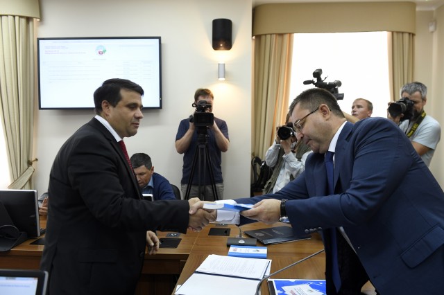 ​Кандидаты в губернаторы Тюменской области получили удостоверения о регистрации