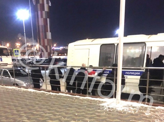 В Сургуте силовики задерживали посетителей ТЦ В Сургуте силовики задерживали посетителей ТЦ