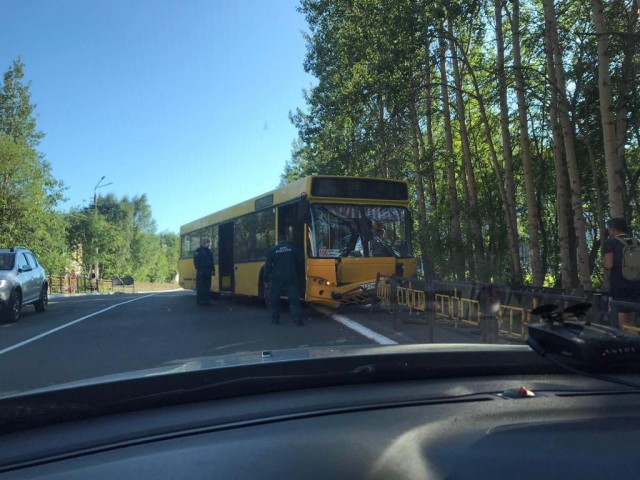 В Мурманской области автобус смял пешеходное ограждение