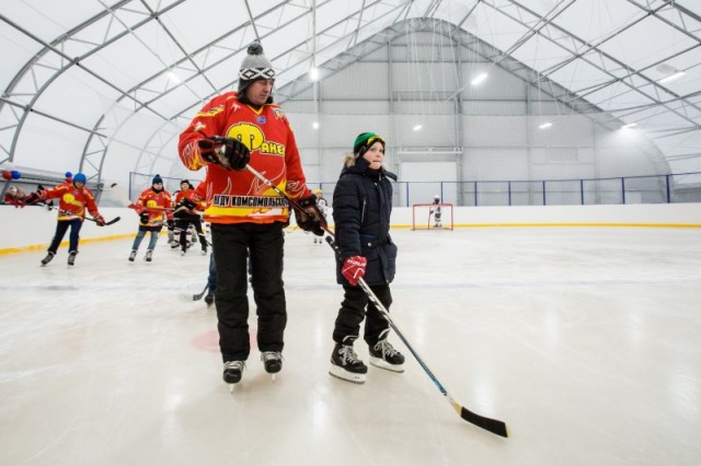 Глава Сургутского района проверил, как идёт строительство хоккейного корта в Барсово