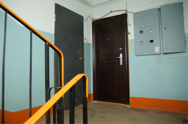 В закрытой изнутри квартире в Югорске полиция нашла тела двух пенсионеров