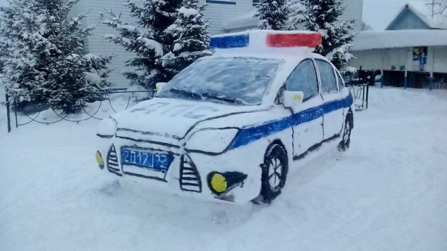В Тюменском селе появилась снежная инсталляция машины ДПС