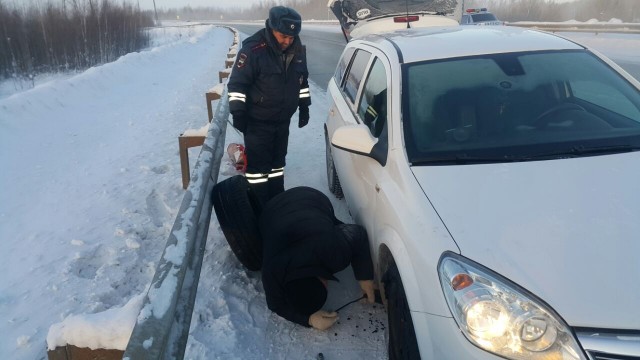 Инспекторы ДПС спасли в 48 градусный мороз семью, оказавшуюся в сложной ситуации
