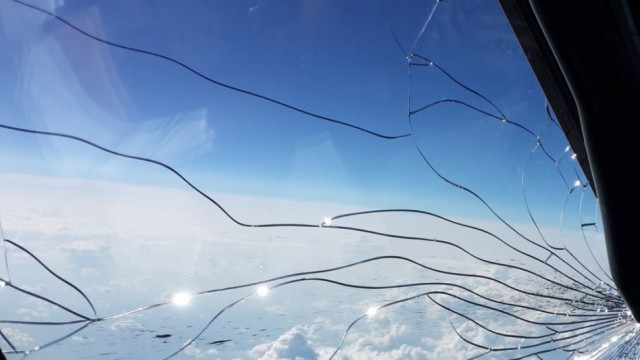 Самолёт рейса Москва-Сургут экстренно вернулся в аэропорт с трещиной в лобовом стекле