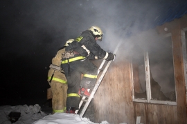 Пожарные спасли мужчину из горящего дома в Советском