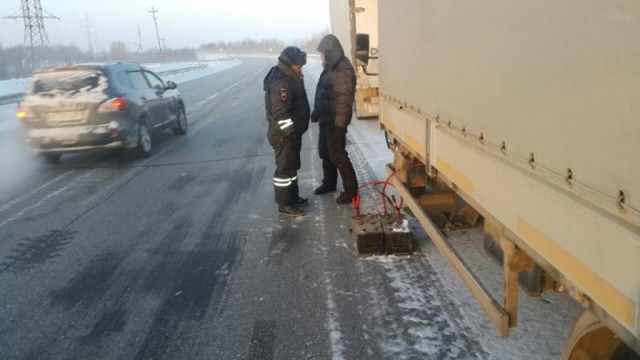 За неделю морозов госавтоинспекторы Югры оказывали помощь 38 водителям