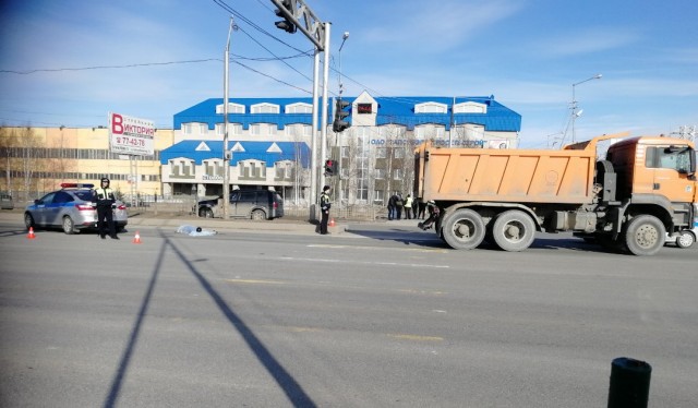 В Сургуте грузовик насмерть сбил пешехода