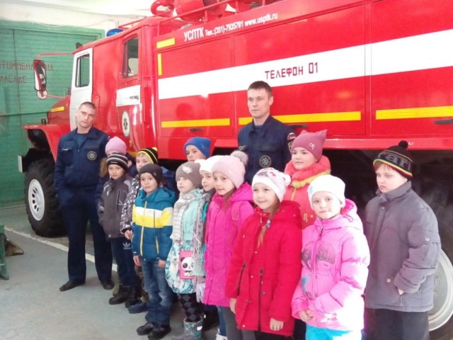 В Мулымья встретились дети и дежурные караулы пожарной части