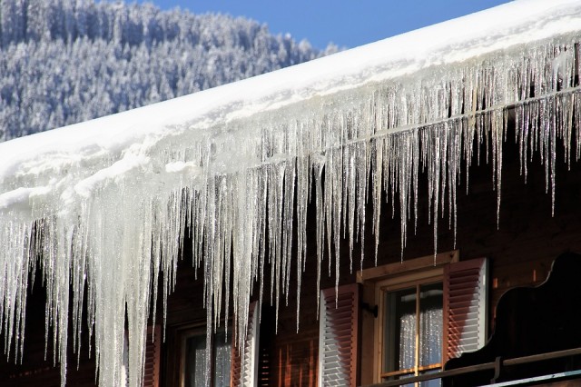МЧС предупреждает: берегитесь сосулек и схода снега с крыш!