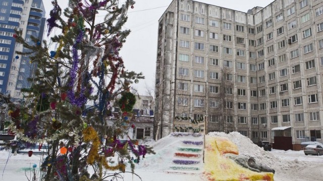 В Сургуте соседи превратили кучу снега в новогодний городок