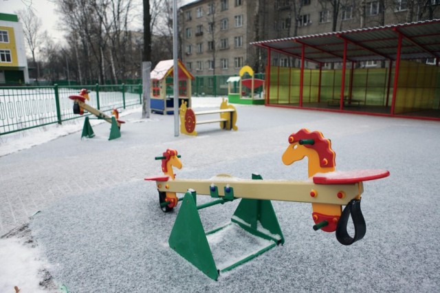 Не доглядели! В Нефтеюганске на прогулке в садике ребёнок получил опасную травму