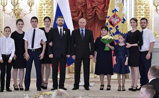 Владимир Путин наградил орденом "Родительская слава" югорскую семью
