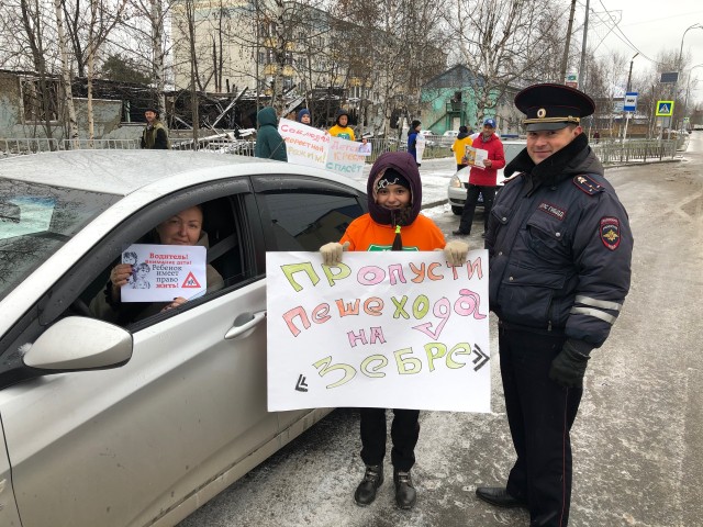 В Белом Яре полицейские встречали водителей с яркими плакатами