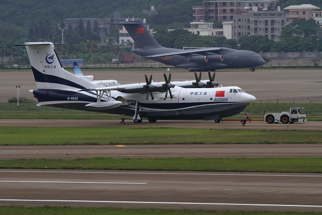 Китайский самолёт-амфибия впервые полетит с водной поверхности