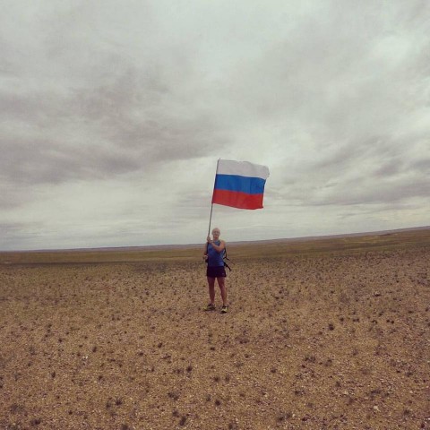Капер бежит по пустыне Гоби с флагом России
