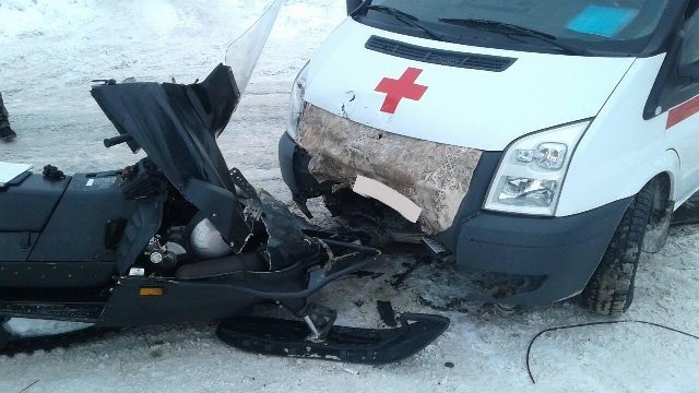 В Югре снегоход врезался в скорую помощь В Югре снегоход врезался в скорую помощь