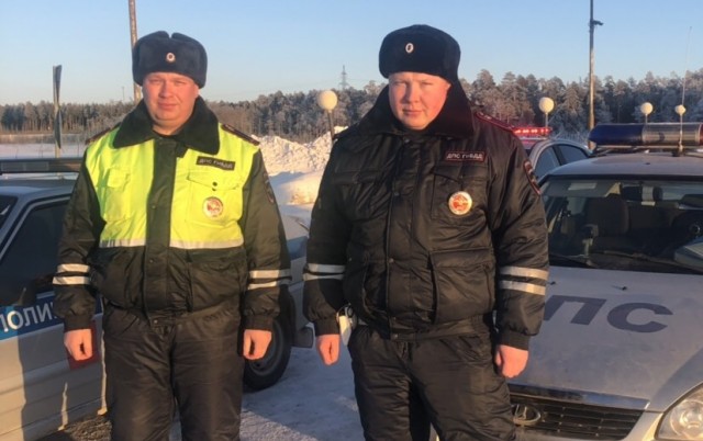 Полицейские Сургутского района спасают застрявших на дороге водителей