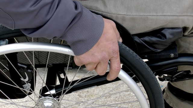 Сургутянин украл у инвалида-колясочника мобильный