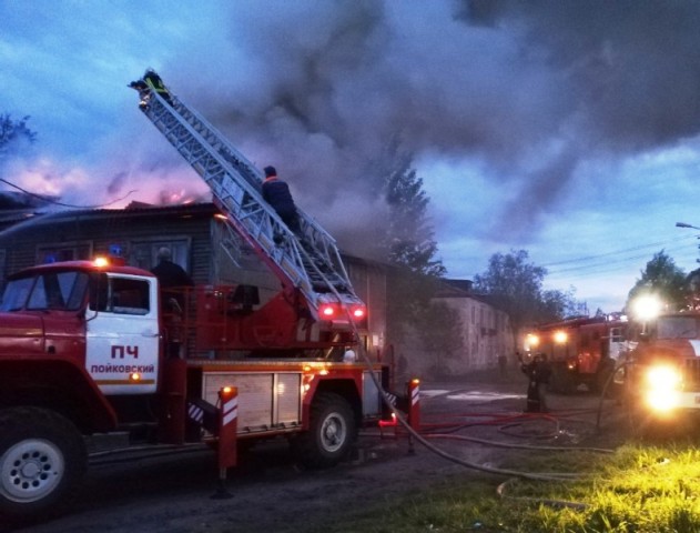 Более 40 человек эвакуировали в Югре из-за пожара в жилом доме