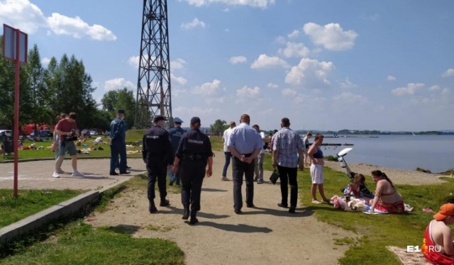 В Екатеринбурге спасатели разогнали купающихся в Верх-Исетском пруду