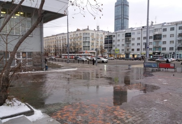 Сквер у Главпочтамта в Екатеринбурге уходит под воду Сквер у Главпочтамта в Екатеринбурге уходит под воду