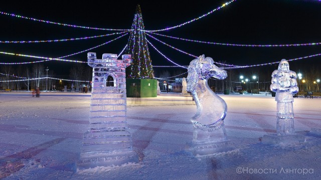 Сказка изо льда на главной площади Лянтора