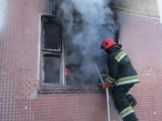 В Надыме пожарные эвакуировали мужчину с ребёнком с пятого этажа