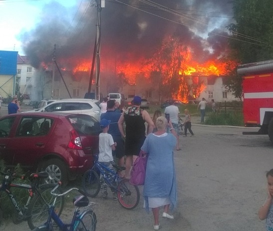 В Сургутском районе сгорела двухэтажная «деревяшка»