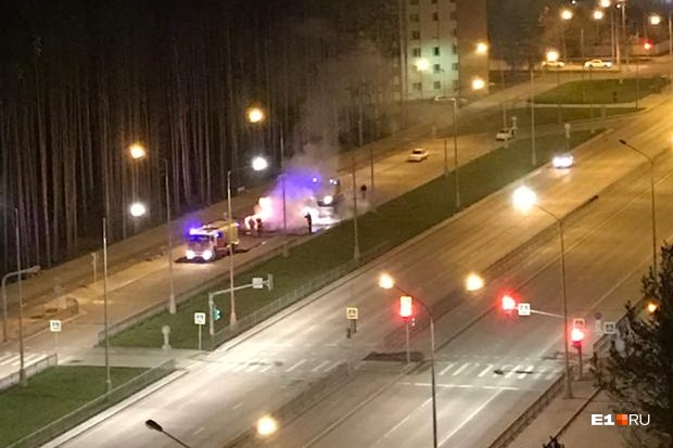 В Екатеринбурге ночью сгорело авто. Подозревают поджог