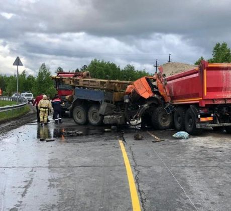 В Югре при столкновении двух грузовиков погиб водитель