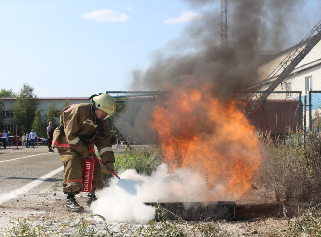 Лянторские нефтяники соревновались в мастерстве борьбы с пожарами