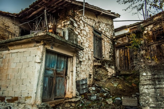 Александра Моора просят расселить опасный дом в Тюмени