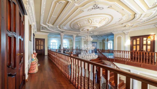 В Екатеринбурге за ₽17,5 млн продают трёхэтажный дворец