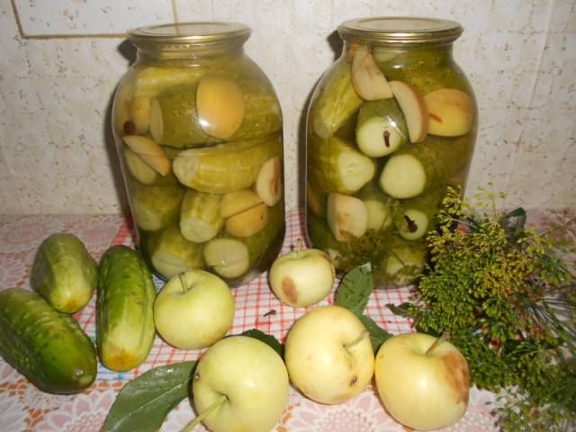 Солёные огурцы с яблоками