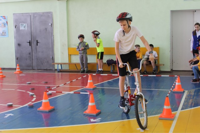 Катись, колесо! В Сургутском районе провели детский конкурс дорожной безопасности