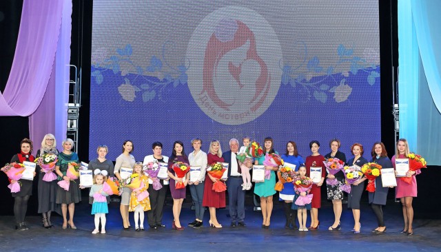 В ПАО «Сургутнефтегаз» прошёл торжественный концерт, посвящённый Дню матери
