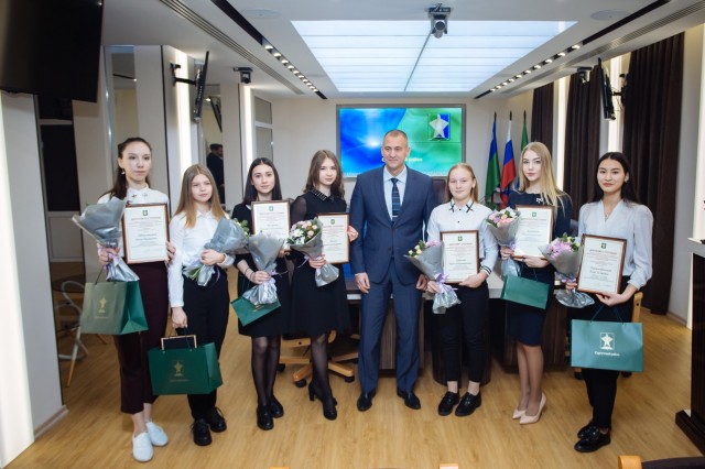 В Сургутском районе наградили школьников - знатоков основ муниципального управления